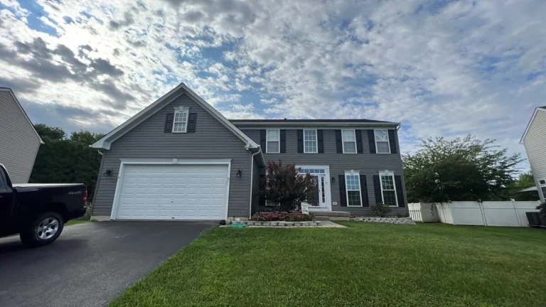 Home in Rising Sun MD featuring a new Odyssey Plus siding in Ageless Slate as well as a GAF Timberline HDZ roof system in Charcoal.